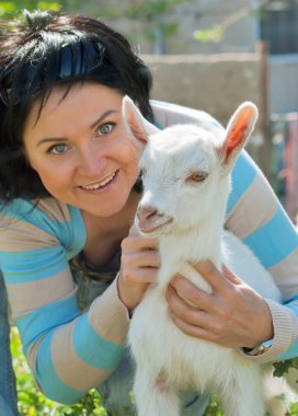 kız bebek keçi. keçi de odak