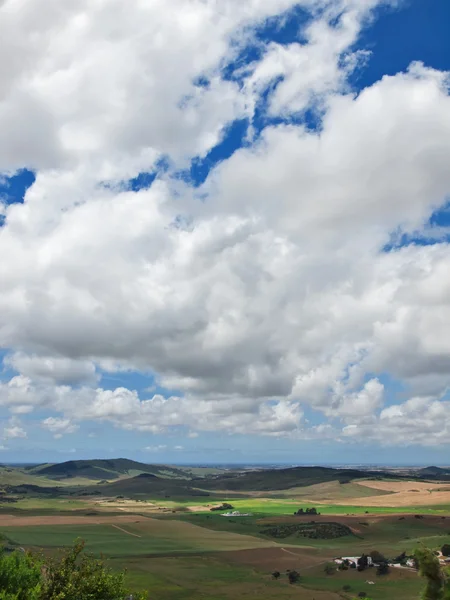 Flygfoto över en grön landsbygd under blå himmel. Spanien, andalus — Stockfoto