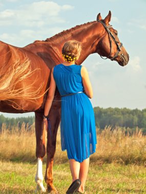  그녀의 말과 함께 젊은 아름 다운 소녀