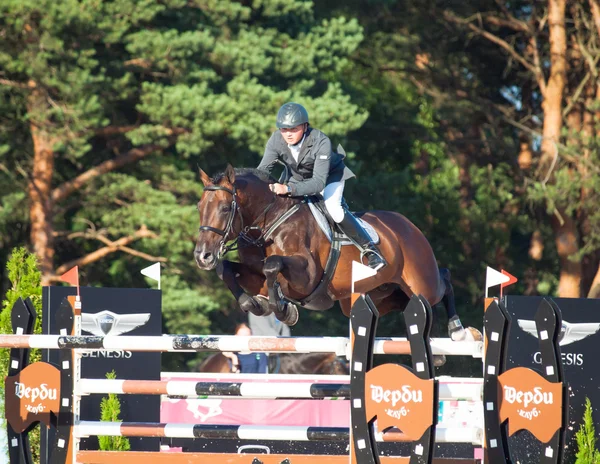 Petrohrad červenec 05: rider Michail karpovich na kardinal — Stock fotografie