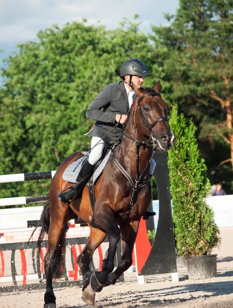 Sankt petersburg-juli 05: rider mikhail karpovich på kardinal — Stockfoto