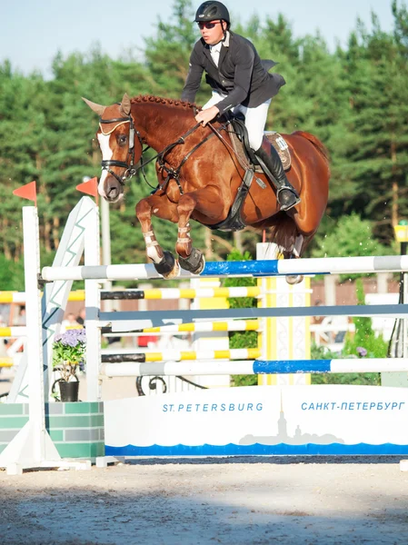 Heiliger petersburg-juli 05: reiter andrius petrovas auf zuko s — Stockfoto