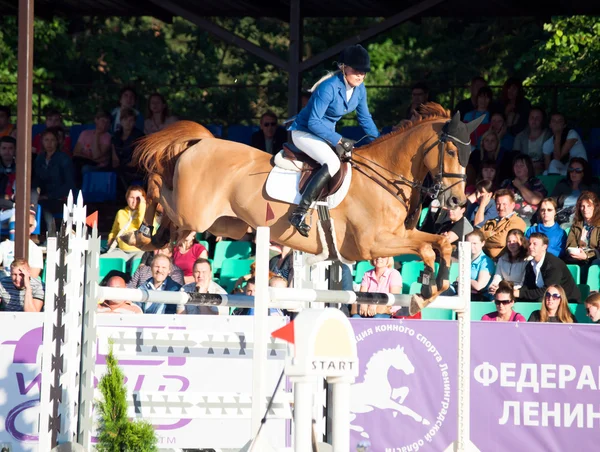 Sankt petersburg-juli 05: rider ppiinnppoonngg sokolova på sir stanwel — Stockfoto