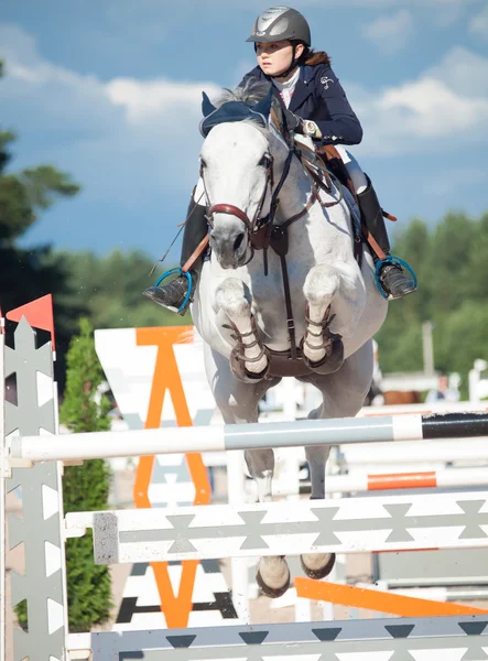 SAINT PETERSBURG-JULY 5: Rider Aleksandra Pushkarskaya on Corinte — Stock Photo, Image