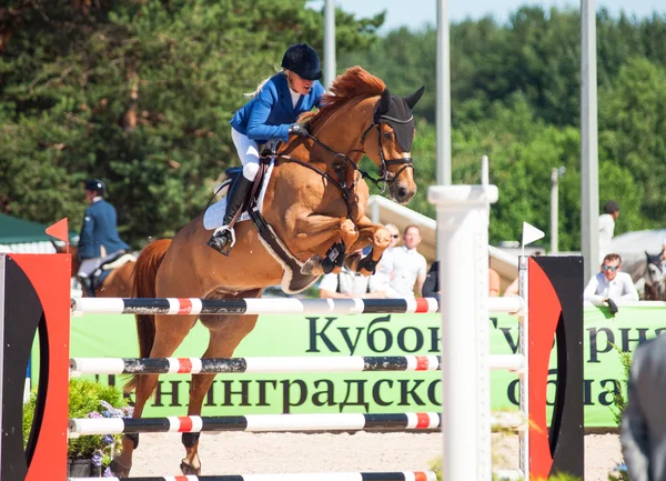 Sankt petersburg-juli 06: rider ppiinnppoonngg sokolova på sir stanwel — Stockfoto