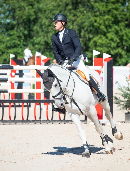 Sint-petersburg-juli 06: rider mikhail safronov op copperphild — Stockfoto