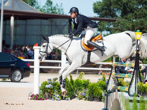 Sint-petersburg-juli 06: rider mikhail safronov op copperphild — Stockfoto