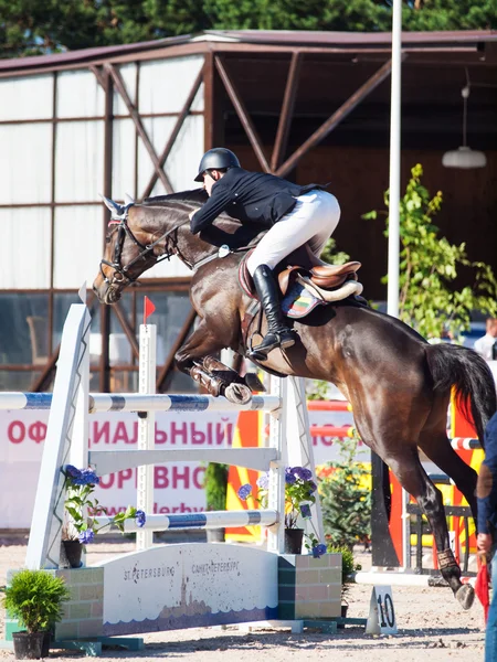 Sint-petersburg-juli 05: rider matas petraitis op soli deo — Stockfoto