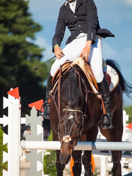 Rompiendo obstáculos durante el salto — Foto de Stock