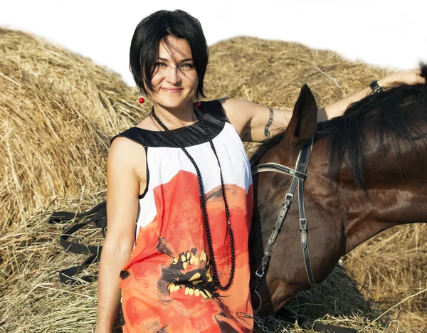 干し草の近くの馬と少女の肖像画 — ストック写真