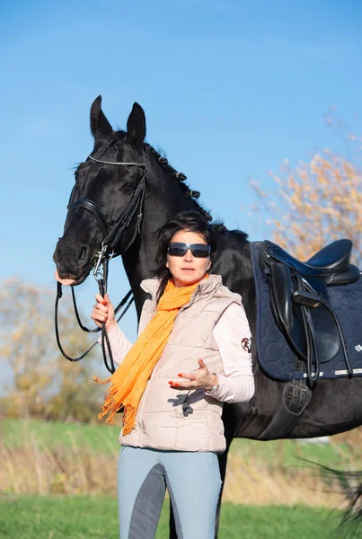Porträt Des Schönen Schwarzen Pferdes Mit Seinem Besitzer Und Reiter — Stockfoto