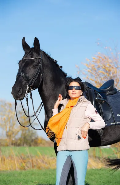 Retrato Belo Cavalo Preto Com Seu Dono Cavaleiro Posando Prado — Fotografia de Stock