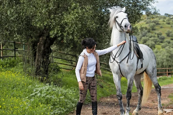 Młoda Kobieta Pozująca Białym Ogierem Andaluzyjskim Ogrodzie Oliwnym Hiszpania Andaluzja — Zdjęcie stockowe
