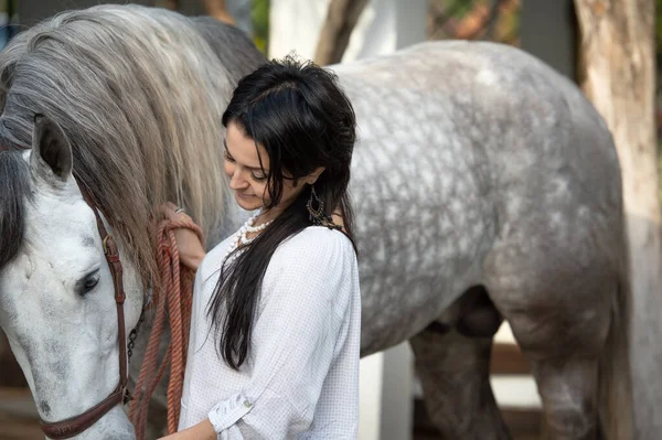 Bella Donna Con Suo Giovane Stallone Andaluso Grigio Posa Giardino — Foto Stock