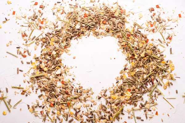 Profesyonel müsli ve yaşlı atlar için granüller. Kapat. Beslenme ve at bakımı konsepti.