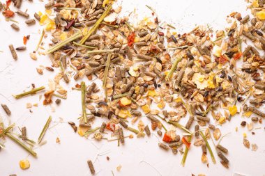 Profesyonel müsli ve yaşlı atlar için granüller. Kapat. Beslenme ve at bakımı konsepti.