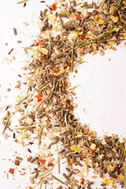 Yaşlı atlara özel müsli ve granüller kasede servis edilir. Kapat. Beslenme ve at bakımı konsepti.