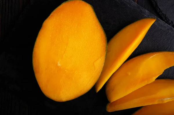 Mango Skivor Serveras Svart Maträtt Närbild — Stockfoto