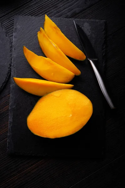 Dojrzałe Plasterki Mango Podawane Czarnym Talerzu Zbliżenie — Zdjęcie stockowe