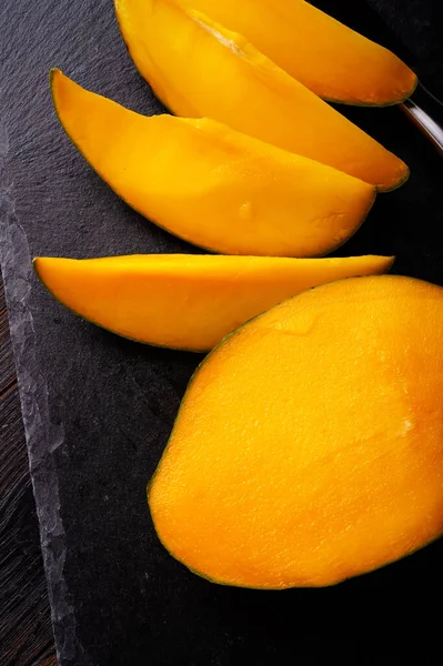 Fette Mango Egyption Mature Servite Piatto Nero Vicino — Foto Stock
