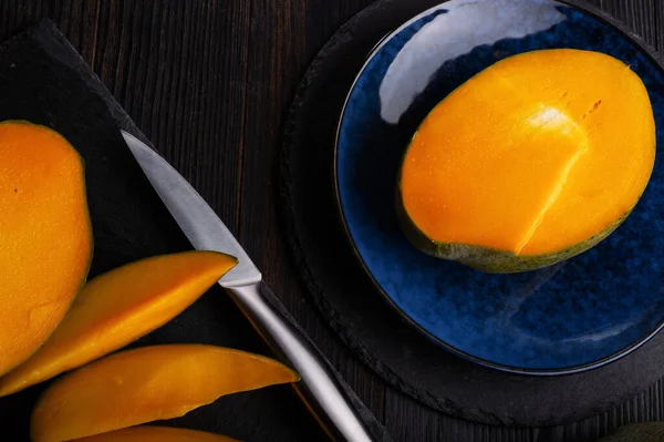 Égyption Mûre Tranches Mangue Servies Dans Une Assiette Table Noire — Photo