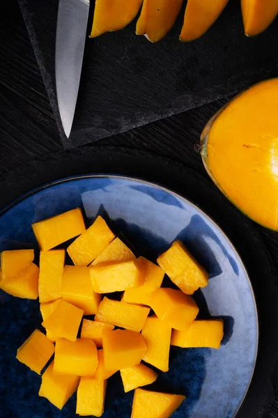 Mango Skivor Och Kuber Serveras Till Rätter Närbild — Stockfoto