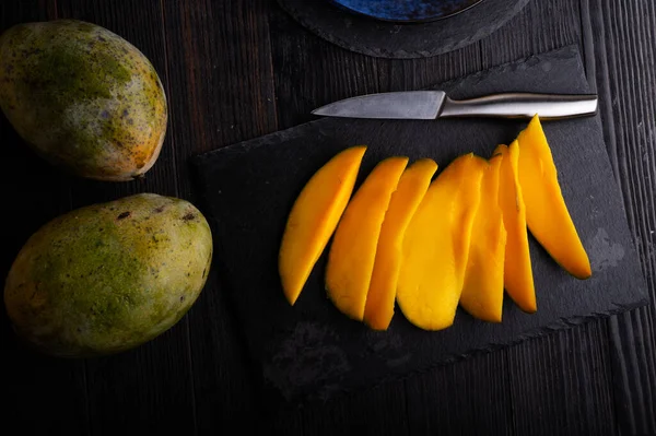 Mogna Och Välsmakande Egyption Mango Sleces Och Hela Mango Serveras — Stockfoto