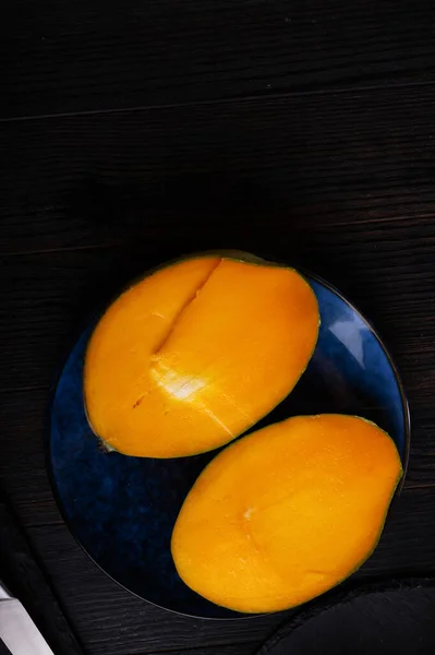 Metà Mango Egyption Mature Saporite Servite Piatto Nero Posa Piatta — Foto Stock