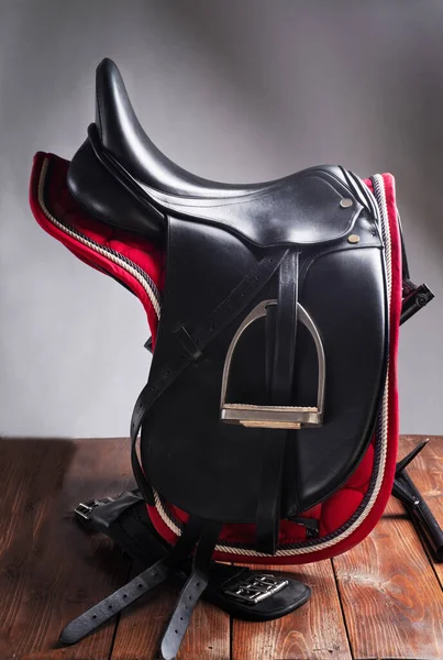 Black Professional Leather Dressage Saddle Complete Red Saddle Cloth Equestrian — Stock Photo, Image