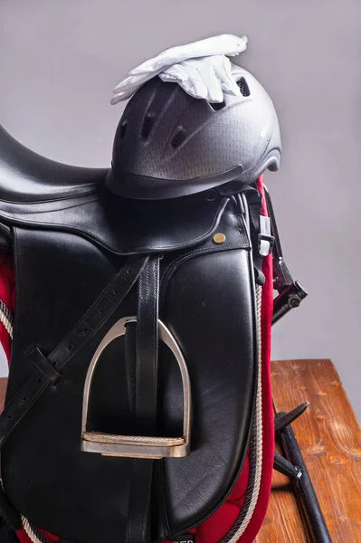 Black Professional Leather Dressage Saddle Complete Riding Helmet Gloves Puted — Stock Photo, Image
