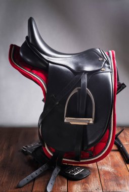 Kırmızı eyer beziyle birlikte siyah profesyonel deri eyer. binicilik konsepti