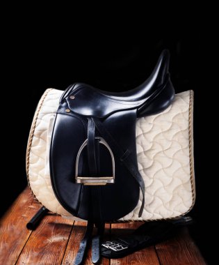 Eyer askısı seyahatinde siyah profesyonel deri eyer, güzel bir eyer bezi ve kalınlık ile tamamlanmış. binicilik konsepti