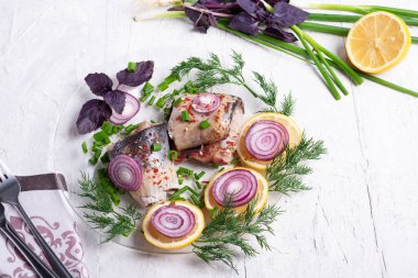 Yeşil soğan, limon ve baharatlarla birlikte taze salamura edilmiş fileto. İskandinav tarzında hizmet verdi. İskandinav ülkelerinde tipik balık pişirme.