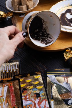 Kahve fincanı ve Tarot kartları koyu ahşap masada servis ediliyor. sapma kavramı 