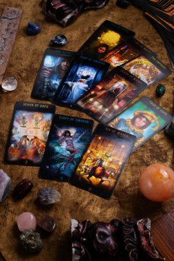 Tipik Tarot imla kartları, değerli taşlarla hazırlanmış. hobi ve yaşam tarzı konsepti