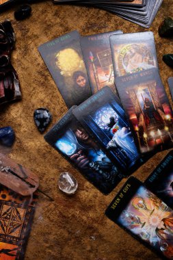 Tipik Tarot imla kartları, değerli taşlarla hazırlanmış. hobi ve yaşam tarzı konsepti