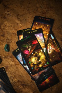 Tipik Tarot imla kartları, değerli taşlarla hazırlanmış. hobi ve yaşam tarzı konsepti