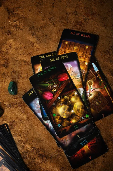 Tipik Tarot imla kartları, değerli taşlarla hazırlanmış. hobi ve yaşam tarzı konsepti