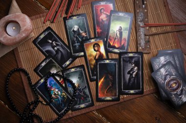 Tipik Tarot imla kartları, değerli taşlarla hazırlanmış. hobi ve yaşam tarzı konsepti