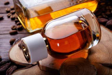  Parfüm şişeleri ardıç ağacındaki malzemelerin etrafında. Kapat.