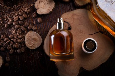  Parfüm şişeleri ardıç ağacındaki malzemelerin etrafında. Düz yat. parfüm konsepti