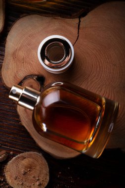  Parfüm şişeleri ardıç ağacındaki malzemelerin etrafında. Düz yat. parfüm konsepti