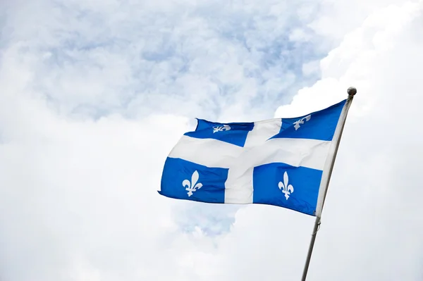 Quebec-Flagge schwenken lizenzfreie Stockbilder