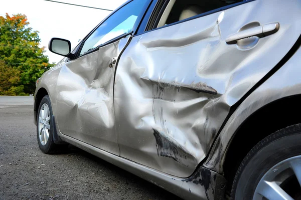 Auto poškozeno při nehodě — Stock fotografie