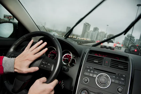 Boze chauffeur toeterende op de snelweg — Stockfoto