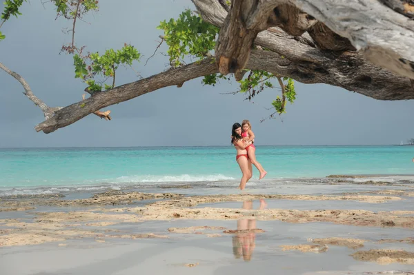 Familia en el resort tropical — Foto de Stock