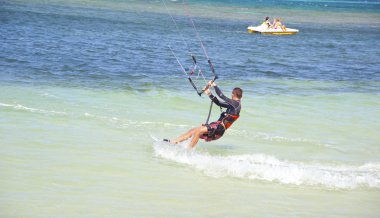 Kızlar etkileyici bir kitesurfer