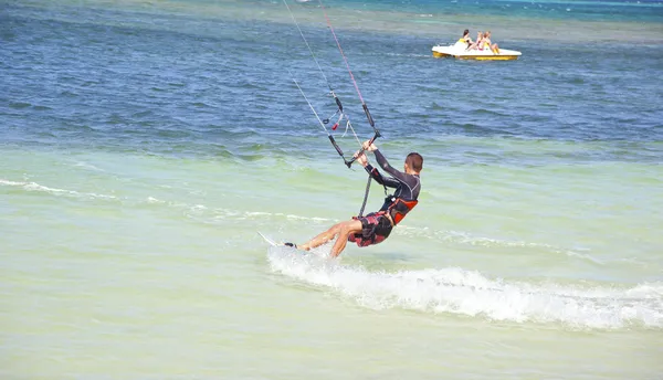 A kitesurfer impressing the girls — Stock Photo, Image