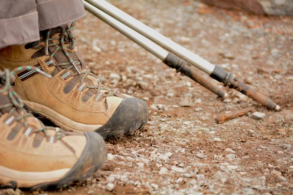 Wanderstiefel auf dem Boden Stockbild