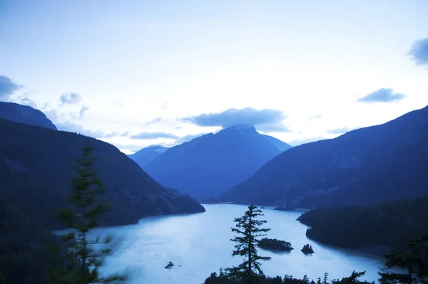 Diablo Lake ao anoitecer Fotos De Bancos De Imagens